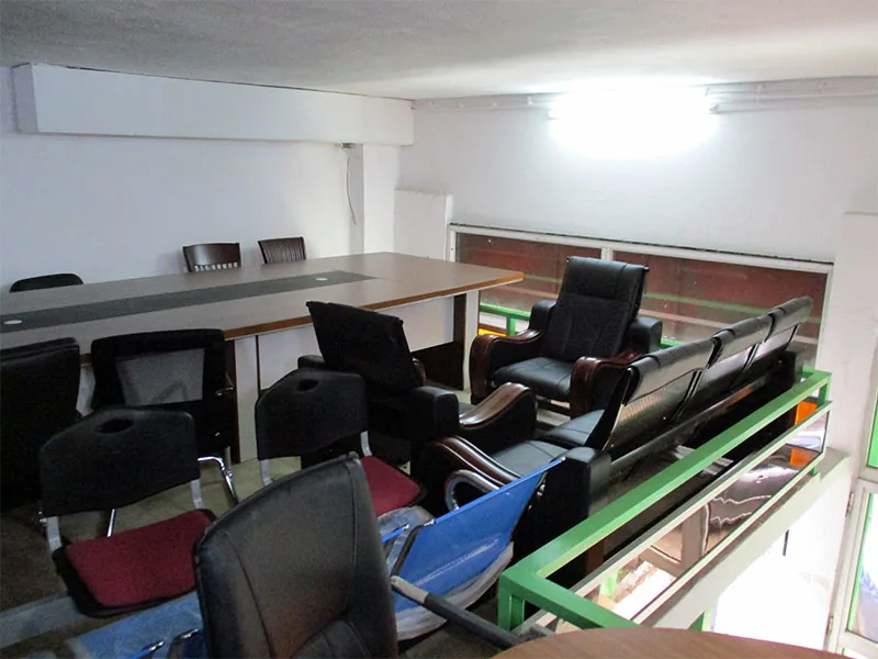 Mezzanine avec mobilier et fauteuils